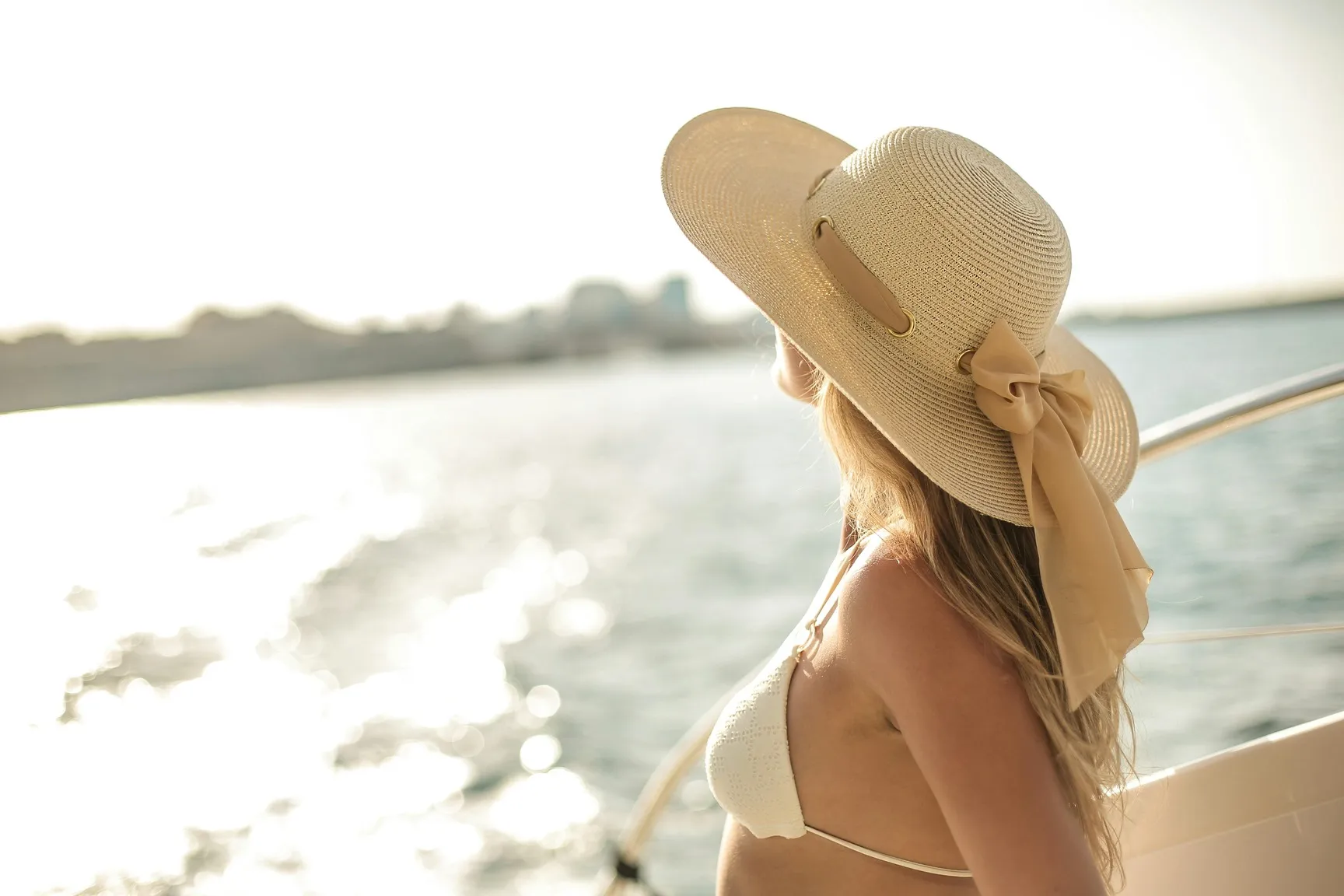 How to Dress for a Boat Trip in Warm Weather