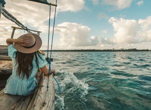 How to Dress for a Boat Trip in Warm Weather