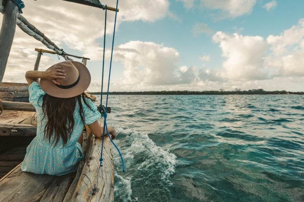 How to Dress for a Boat Trip in Warm Weather